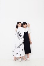 左から成海璃子、コムアイ（水曜日のカンパネラ）。