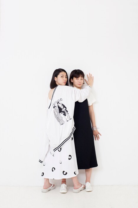 左から成海璃子、コムアイ（水曜日のカンパネラ）。