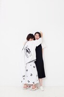 左からコムアイ（水曜日のカンパネラ）、成海璃子。