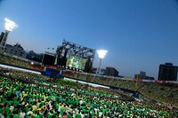 「ゆず 弾き語りライブ2015 二人参客 in 横浜スタジアム 」初日公演の様子。（写真提供：SENHA & Co.）