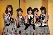 主題歌発表会に登壇したAKB48の5人。