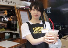 カフェ定員としてドリンクを提供する家入レオ。（写真提供：ビクターエンタテインメント）