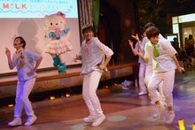 M!LKとキティちゃんのコラボパフォーマンスの様子。