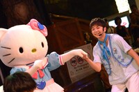 キティちゃんをエスコートする塩崎太智。