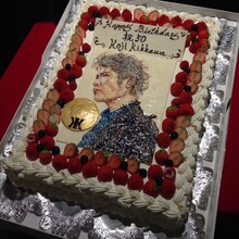 吉川晃司の似顔絵が描かれたバースデーケーキ。（写真提供：ワーナーミュージック・ジャパン）