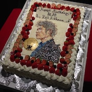 吉川晃司の似顔絵が描かれたバースデーケーキ。(写真提供:ワーナーミュージック・ジャパン)