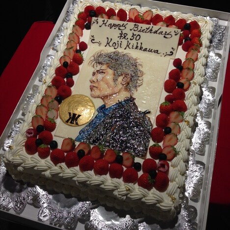 吉川晃司の似顔絵が描かれたバースデーケーキ。(写真提供:ワーナーミュージック・ジャパン)