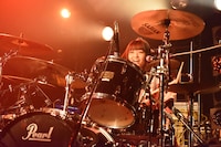 ハットリクミコ（Vo, Dr）