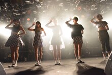 ベイビーレイズJAPANによるライブの様子。