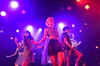 ベイビーレイズJAPANによるライブの様子。