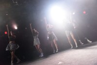 ベイビーレイズJAPANによるライブの様子。