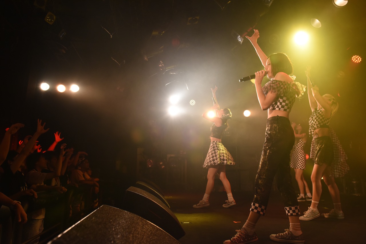 ベイビーレイズJAPANによるライブの様子。