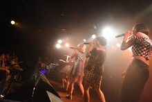 ベイビーレイズJAPANによるライブの様子。