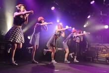 ベイビーレイズJAPANによるライブの様子。