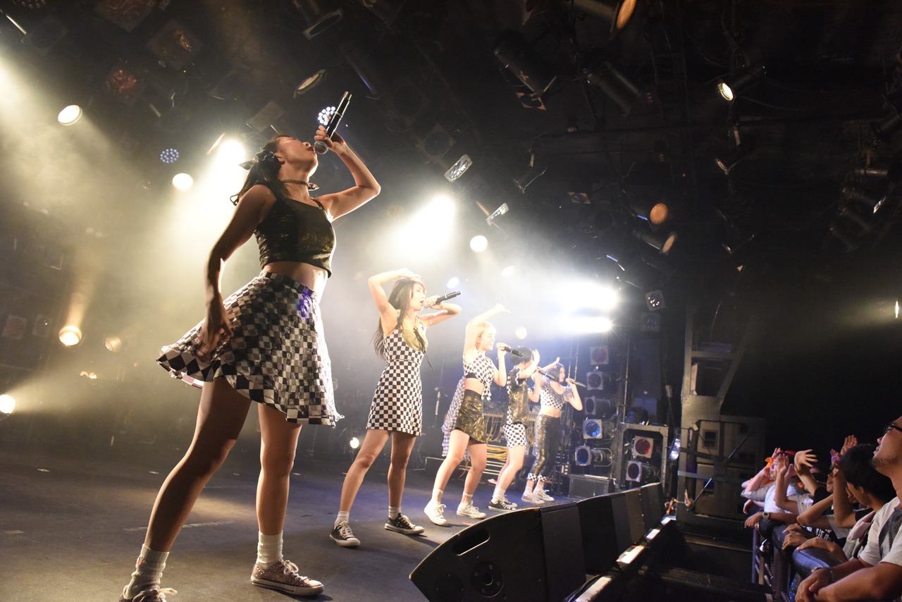 ベイビーレイズJAPANによるライブの様子。