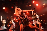 ベイビーレイズJAPANによるライブの様子。