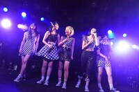 ベイビーレイズJAPANによるライブの様子。