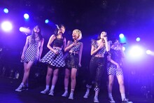 ベイビーレイズJAPANによるライブの様子。