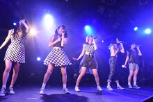 ベイビーレイズJAPANによるライブの様子。