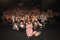 エンディングでの記念撮影の様子。