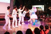 M!LKとキティちゃん。（撮影：笹森健一）(c)2015 SANRIO CO., LTD.