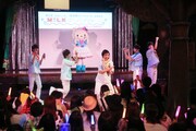 M!LKとキティちゃんのコラボパフォーマンスの様子。（撮影：笹森健一）(c)2015 SANRIO CO., LTD.