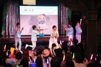 M!LKとキティちゃんのコラボパフォーマンスの様子。（撮影：笹森健一）(c)2015 SANRIO CO., LTD.