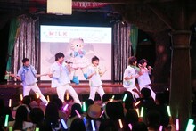 M!LKとキティちゃんのコラボパフォーマンスの様子。（撮影：笹森健一）(c)2015 SANRIO CO., LTD.
