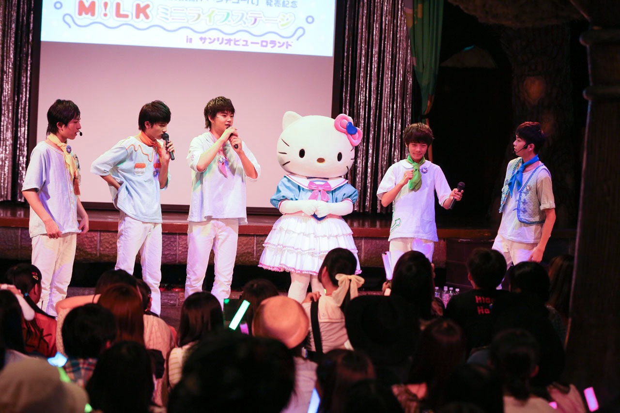 M!LKとキティちゃん。（撮影：笹森健一）(c)2015 SANRIO CO., LTD.