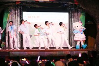 M!LKとキティちゃん。（撮影：笹森健一）(c)2015 SANRIO CO., LTD.