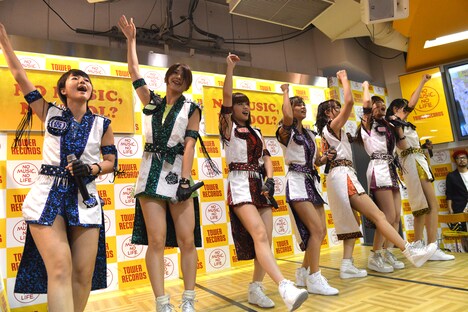 アップアップガールズ（仮）によるライブパフォーマンスの様子。