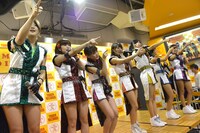 アップアップガールズ（仮）によるライブパフォーマンスの様子。