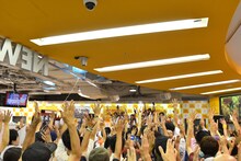 アップアップガールズ（仮）によるライブパフォーマンスの様子。