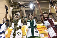 アップアップガールズ（仮）によるライブパフォーマンスの様子。