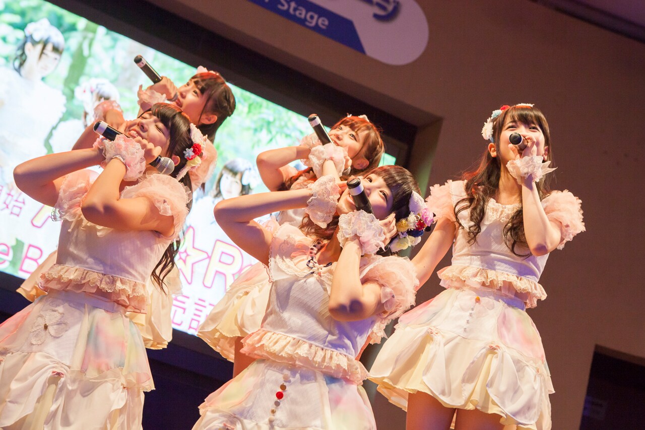 東京・東京ドームシティ ラクーア ガーデンステージにて行われた「みんなと一緒に覗きたい！天使の夢の6日間」の様子。（写真提供：ポニーキャニオン）