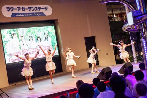 東京・東京ドームシティ ラクーア ガーデンステージにて行われた「みんなと一緒に覗きたい！天使の夢の6日間」の様子。（写真提供：ポニーキャニオン）