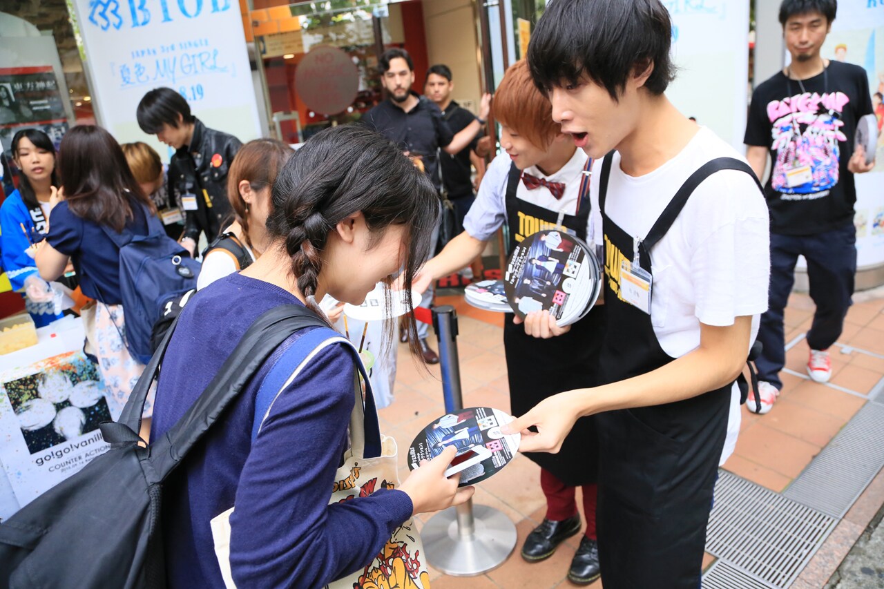 「バニラ祭り」で「号外うちわ」を配布するgo!go!vanillas。（写真提供：ビクターエンタテインメント）