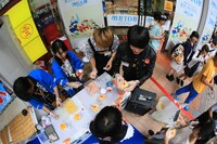 「特製バニラかき氷」を販売する柳沢進太郎（G）とジェットセイヤ（Dr）。（写真提供：ビクターエンタテインメント）