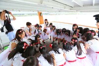 船上で円陣を組むNGT48。(c) AKS