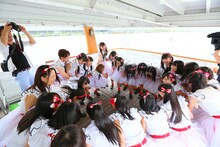 船上で円陣を組むNGT48。(c) AKS