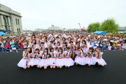 ファンと記念撮影するNGT48。(c) AKS