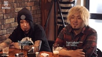 「Dragon Ash's Bowline Party」に出演するAIR SWELLのhamaken（G, Vo / 右）とhiromitsu（B, Cho / 左）。