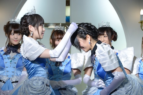 小田桐奈々にティアラをつけてもらう道重佐保。