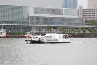 NGT48メンバーが乗り込んだ船。(c) AKS