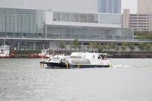 NGT48メンバーが乗り込んだ船。(c) AKS