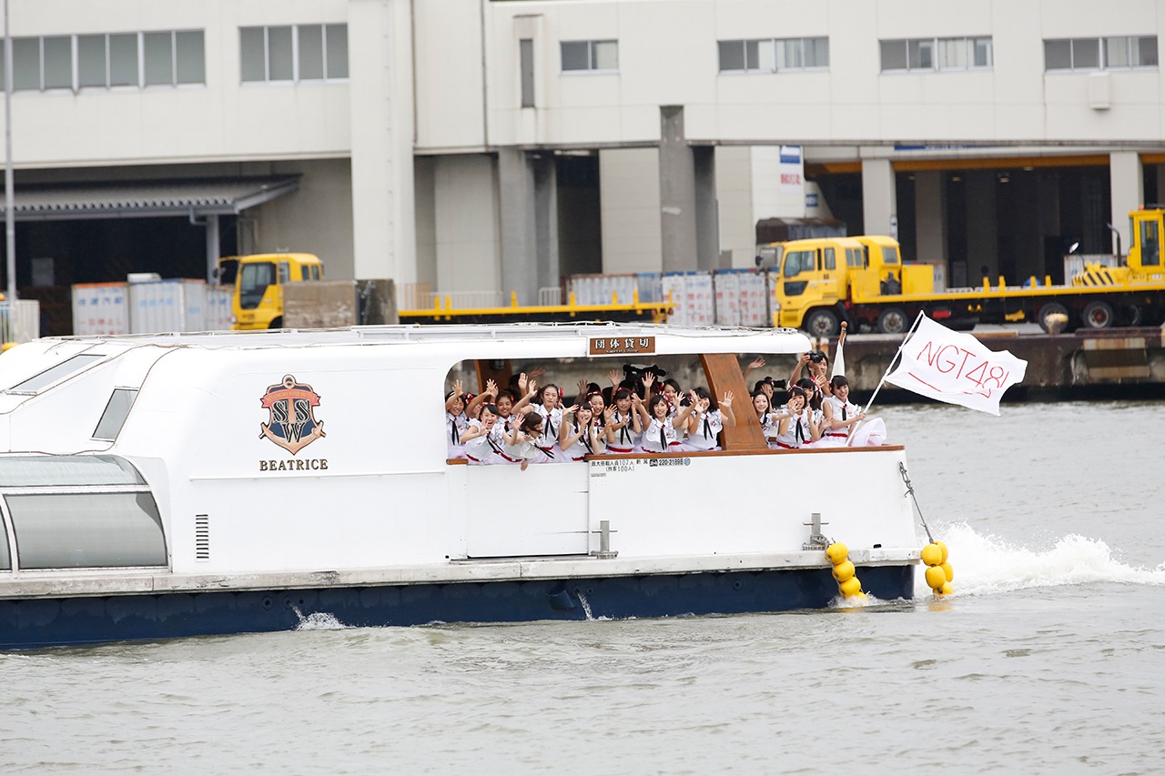ステージまで船で乗り付けるNGT48メンバー。(c) AKS