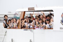 船上から会場のファンに手を振るNGT48メンバー。(c) AKS