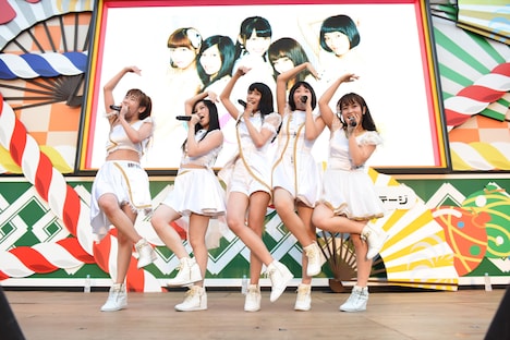 GALETTeによるライブの様子。