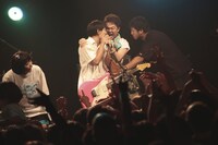 左からあの、の子、の子に引き上げられた観客、の子から観客を剥がそうとするスタッフ。（撮影：ハヤシサトル）