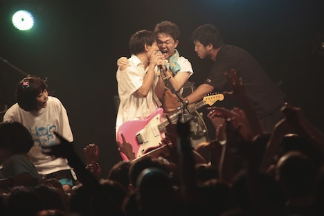 左からあの、の子、の子に引き上げられた観客、の子から観客を剥がそうとするスタッフ。（撮影：ハヤシサトル）